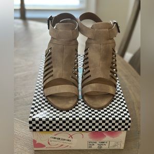 Soda Taupe Heel Size 10